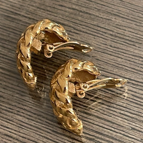 Large Vintage Givenchy Basket Weave Earrings Clip On Signed Gold-tone - Picture 8 of 17